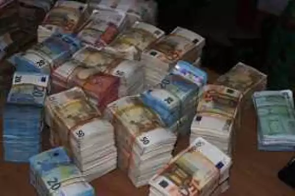 Just In!  EFCC Uncovers N250m Cash In Lagos Market
